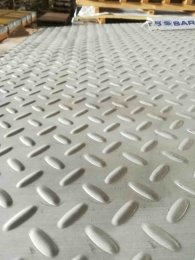 Лист нержавеющий рифленый 2мм 1,25х2,5м AISI304